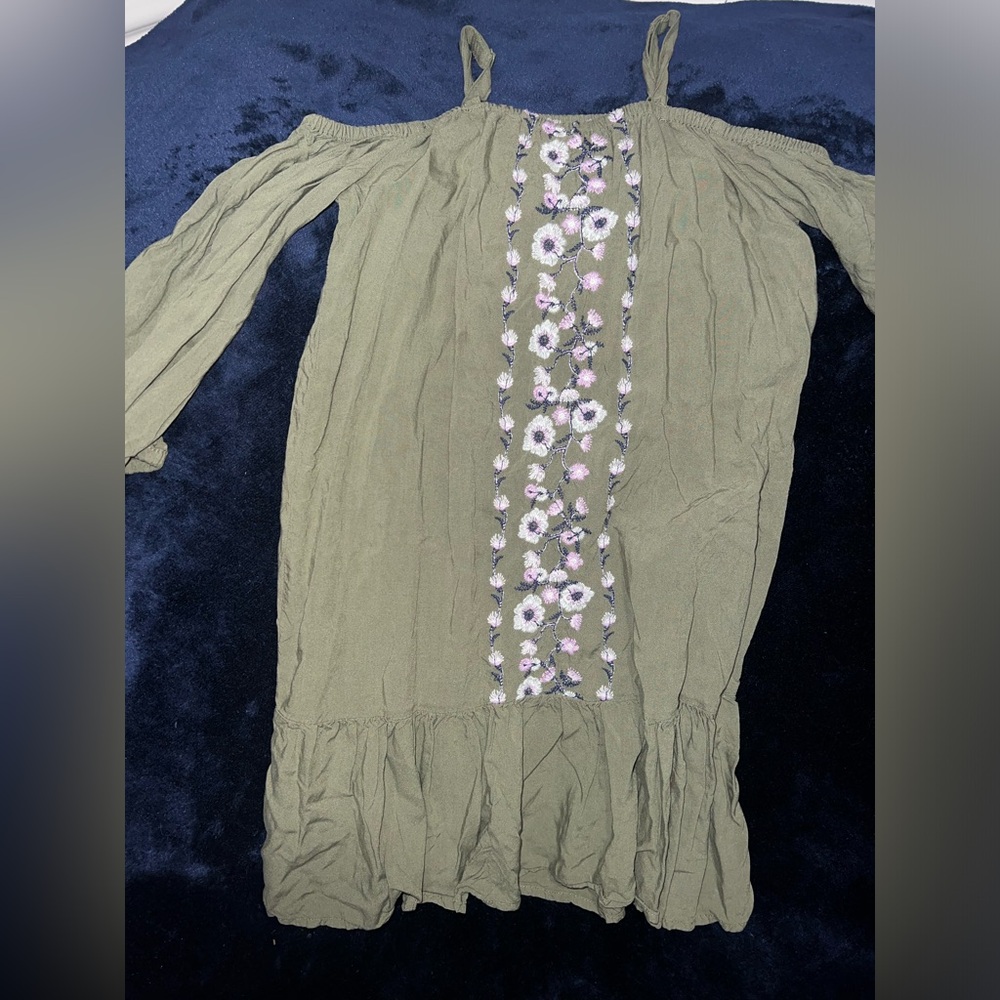 ✨ 3 / $13 Old Navy Olive Dress with Floral Embroidery
